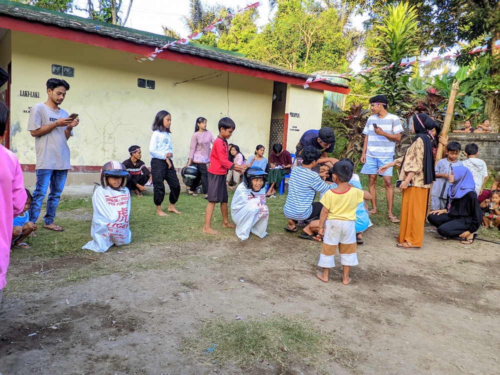 Remaja Masjid Dusun Orong Sedalem Desa Suranadi dan KKN UNU NTB menggelar Perlombaan Meriah untuk memperingati Hari Kemerdekaan Indonesia yang ke-79